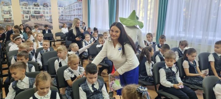 В школе №6 Лениногорска прошло торжественное посвящение первоклассников в пешеходы