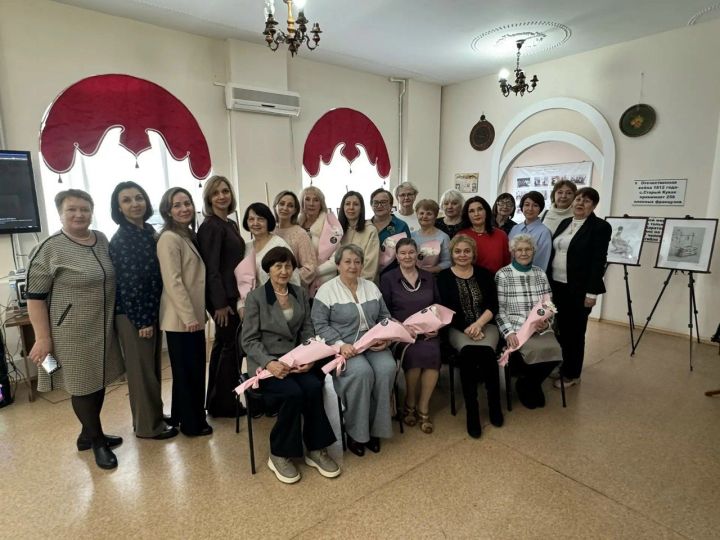 В детской художественной школе Лениногорска открылась первая выставка работ взрослых