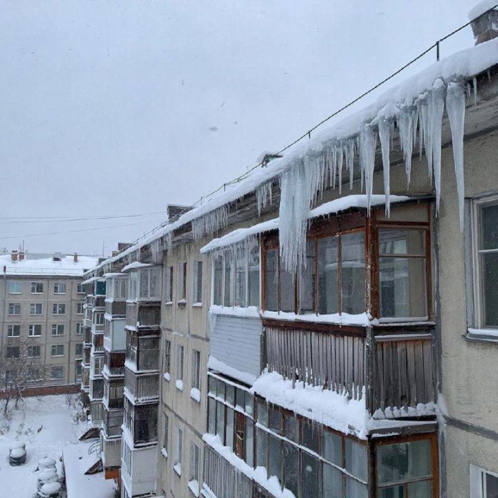 В каких случаях снег с козырька балкона должны чистить жильцы?