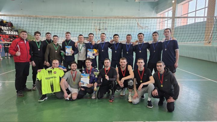 В Лениногорске на площадке спорткомплекса «Юность» прошли соревнования среди сельской молодежи по волейболу