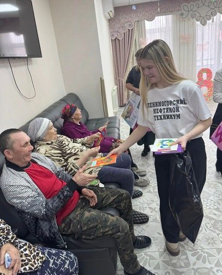 Студенты в Лениногорске навестили жильцов дома-интерната для пожилых