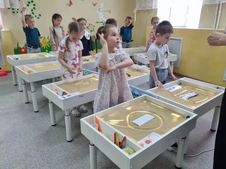 В Лениногорске малыши изучали правила дорожного движения через игры и творчество
