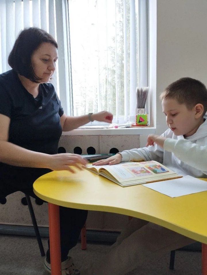 В Лениногорске нейропсихолог провела индивидуальные занятия для детьми с ОВЗ