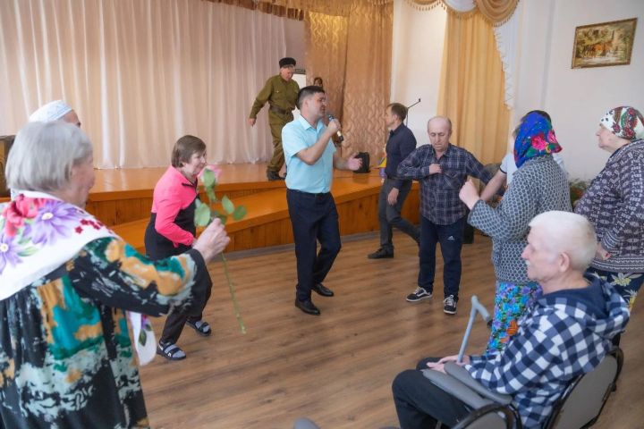 Волонтеры Управления подземного ремонта скважин поздравили с праздником подопечных Нурлатского дома-интерната