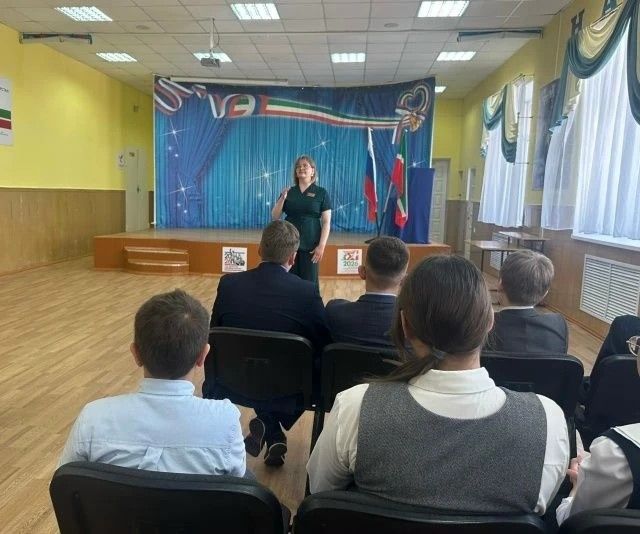 Фельдшер из Лениногорска провела в школе классный час «Первая помощь: спаси жизнь!»