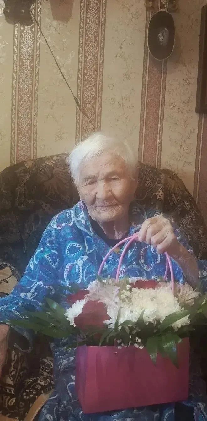 В Лениногорске труженицу тыла Елену Афанасьеву поздравили с 97-летием