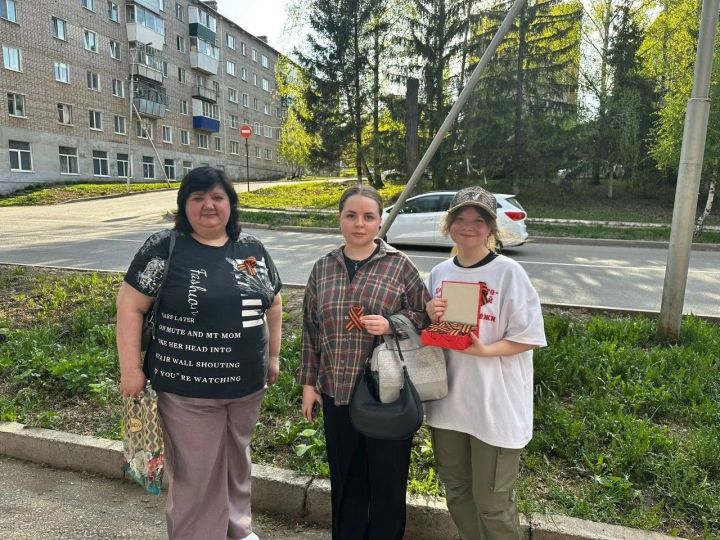 Участники центра «Логос» в Лениногорске раздавали прохожим города Георгиевские ленты