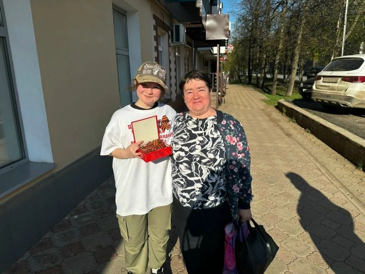 Участники центра «Логос» в Лениногорске раздавали прохожим города Георгиевские ленты