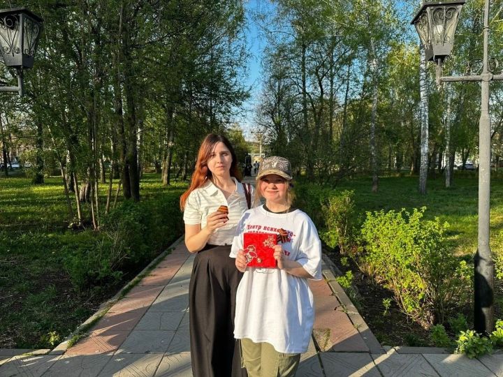 Участники центра «Логос» в Лениногорске раздавали прохожим города Георгиевские ленты