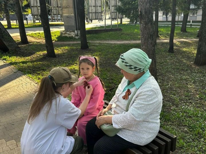 Участники центра «Логос» в Лениногорске раздавали прохожим города Георгиевские ленты