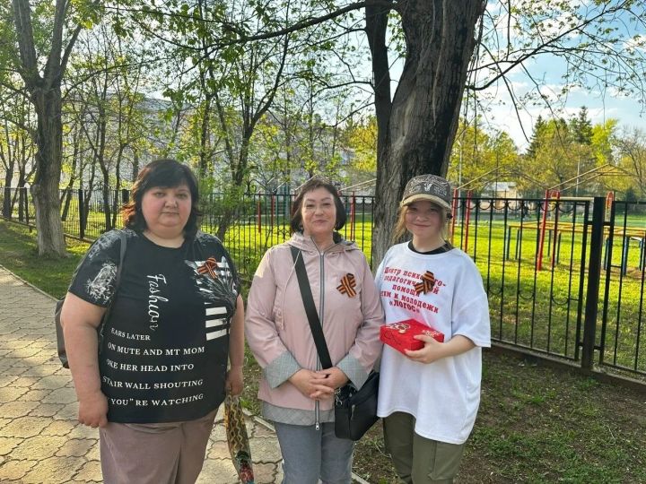 Участники центра «Логос» в Лениногорске раздавали прохожим города Георгиевские ленты