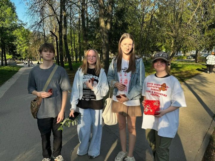 Участники центра «Логос» в Лениногорске раздавали прохожим города Георгиевские ленты