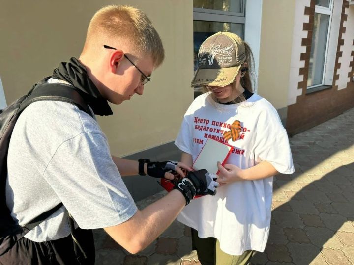 Участники центра «Логос» в Лениногорске раздавали прохожим города Георгиевские ленты