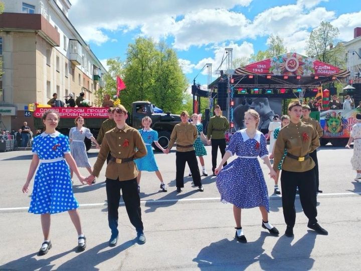 В Лениногорске на центральной площади впервые состаялось прямое включение с Парада из  Москвы
