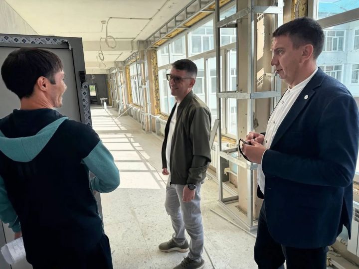 Глава Лениногорского района проинспектировал ход ремонта одной из городских школ