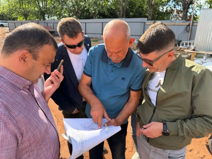Глава Лениногорского района оценил ход строительства нового бассейна