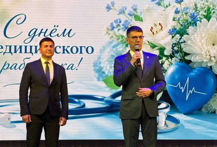 Глава Лениногорского района поздравил медицинских работников с профессиональным праздником