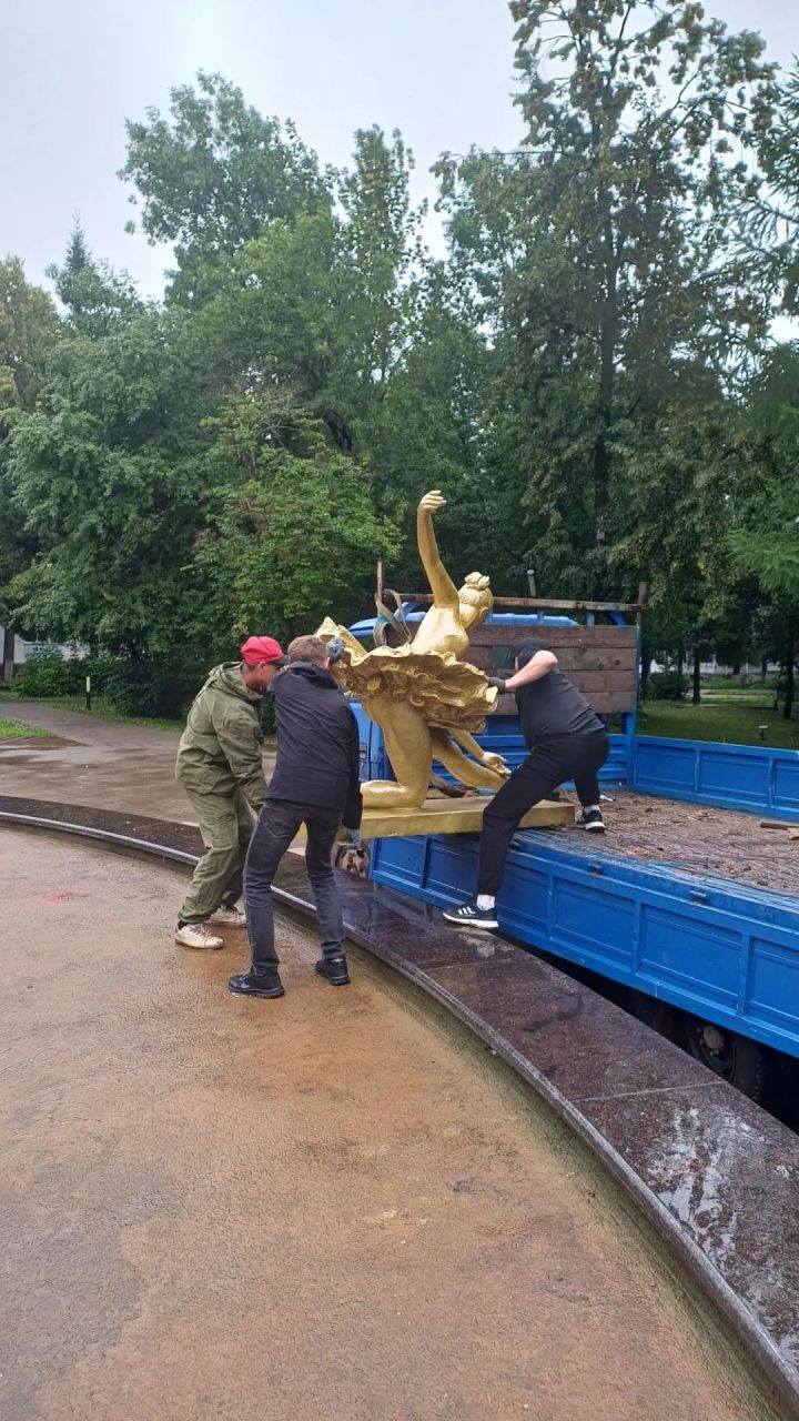В Лениногорске после ремонта на фонтане установили скульптуры балерин