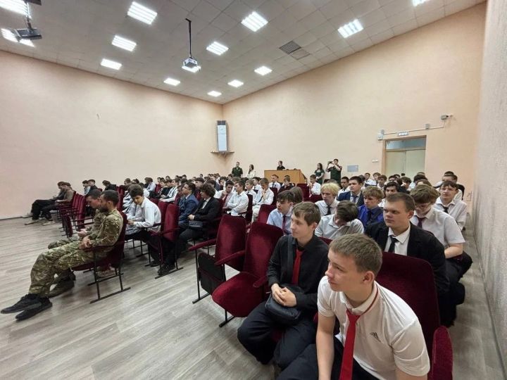 В Лениногорском колледже состоялся классный час с участием представителей воинской части 145 полка Военно-Морского Флота