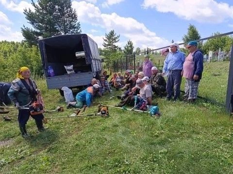 В Лениногорском районе на местных кладбищах сельчане провели субботник