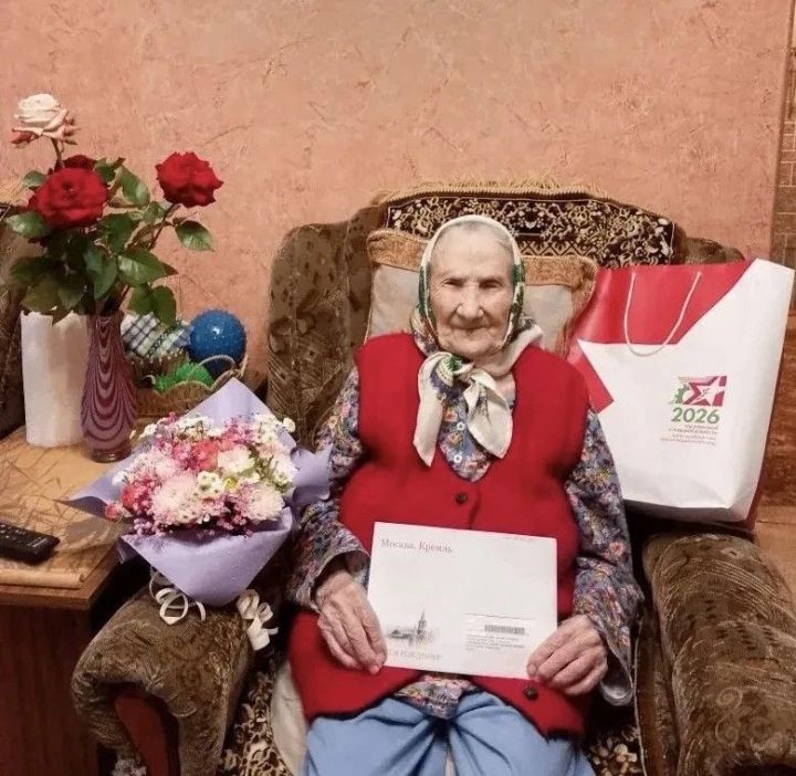 Руководство Лениногорска поздравило с 95-летним юбилеем труженицу тыла
