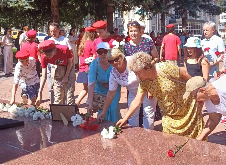 В Лениногорске члены Совета ветеранов провели День памяти детей-жертв войны в Донбассе