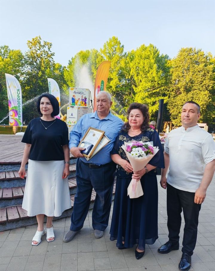 В Лениногорске семьи Золотухиных и Кульдюшевых награждены медалями «За любовь и верность»