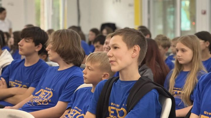 В Татарстане школьники научились работать с нейросетями на «Дне цифры»