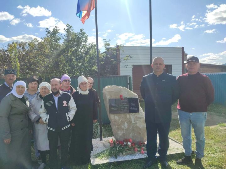 В Лениногорском районе установили мемориальный камень в память о бойце СВО