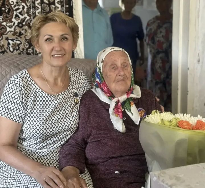 Руководство Лениногорска поздравило труженицу тыла со 100-летием