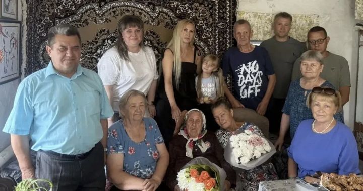 Руководство Лениногорска поздравило труженицу тыла со 100-летием