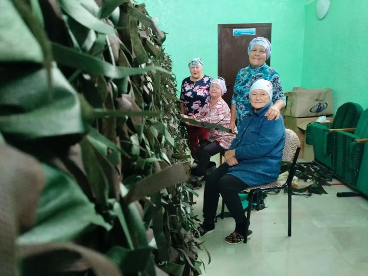 Волонтеры из Лениногорского района изготовили 70-ю по счету маскировочную сеть