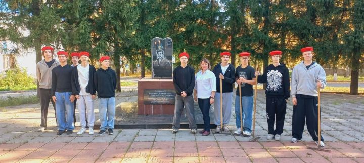 В Лениногорске школьники и ветераны провели совместный субботник ко Дню пожилого человека