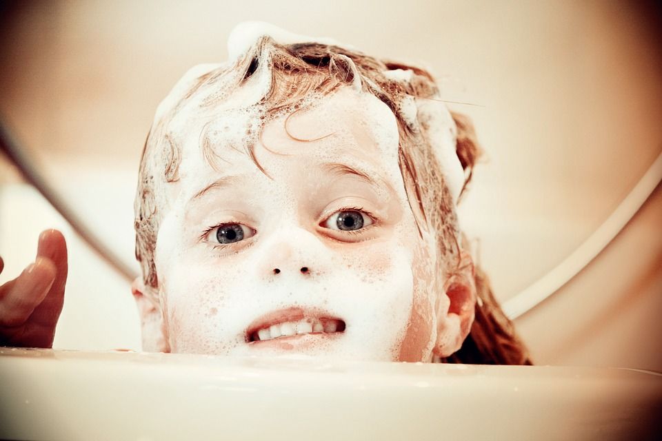 Почему ребенок боится мыть волосы