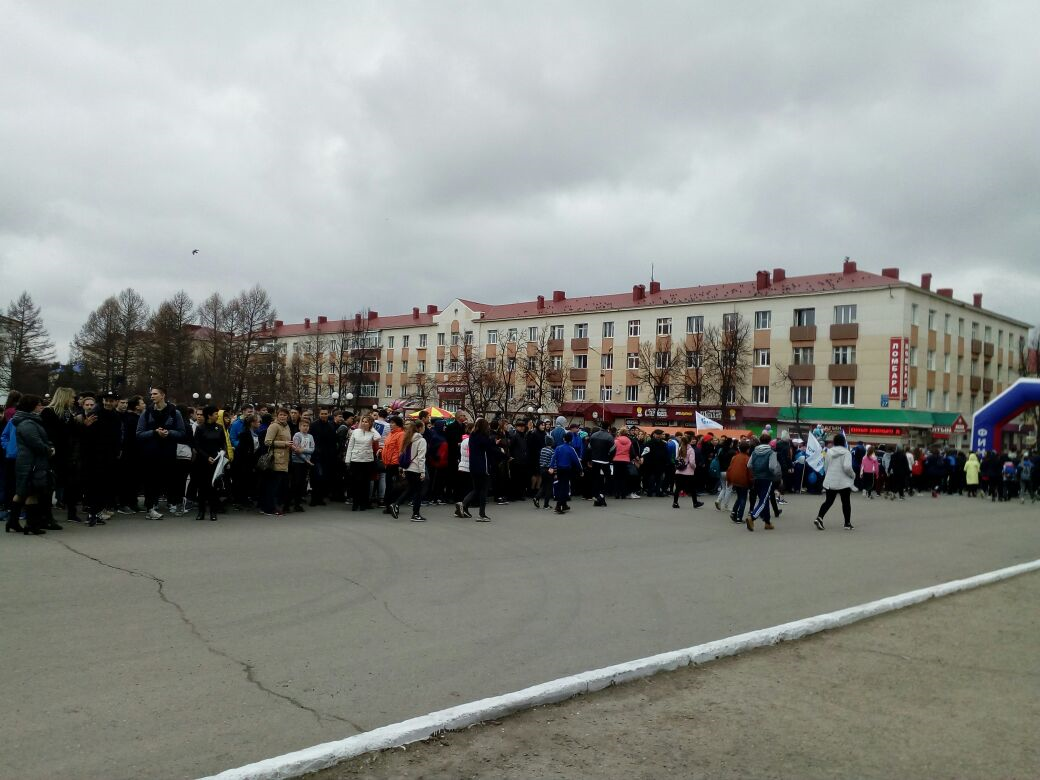 Одежда лениногорск. Центральная площадь Лениногорска. Лениногорск (Татарстан) Центральная площадь. Первомайская эстафета в Лениногорске. Лениногорск площадь Ленина.