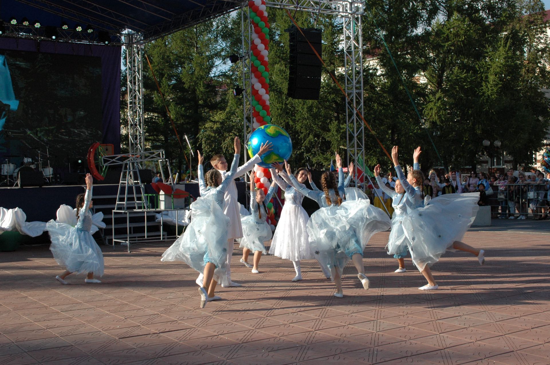 День татарстана лениногорск. День города Лениногорск. День города Лениногорск Татарстан. Центральная площадь Лениногорска. Праздники города Лениногорска.