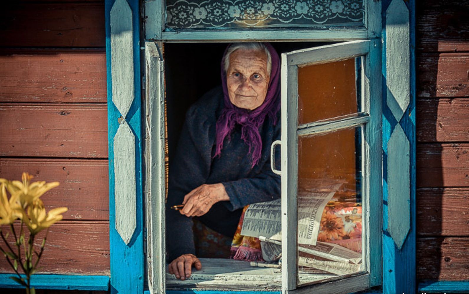 Мои бабушка и дедушка живут на окраине. Бабушка у окна в деревне. Деревенский дом старушка. Бабушка в деревенском доме. Старушка у окна.