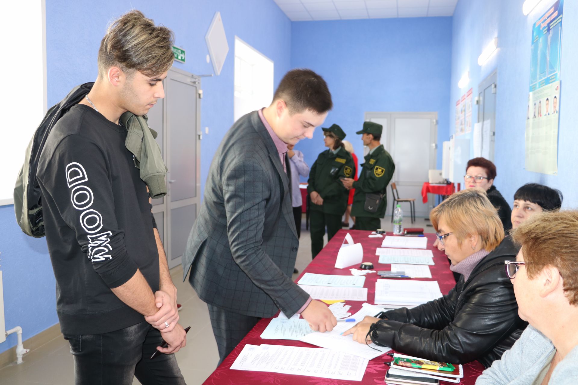 Молодежь голосует на выборах. Молодежь на избирательном участке. Лениногорск молодежь. Школа 57 избирательный участок