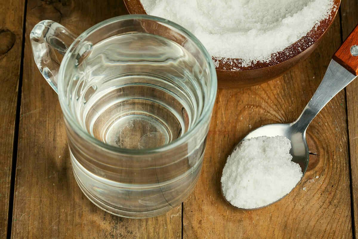 Вода мука сода сахар. Раствор поваренной соли. Сода солевой раствор. Стакан воды с солью. Стакан воды с солью и уксусом.