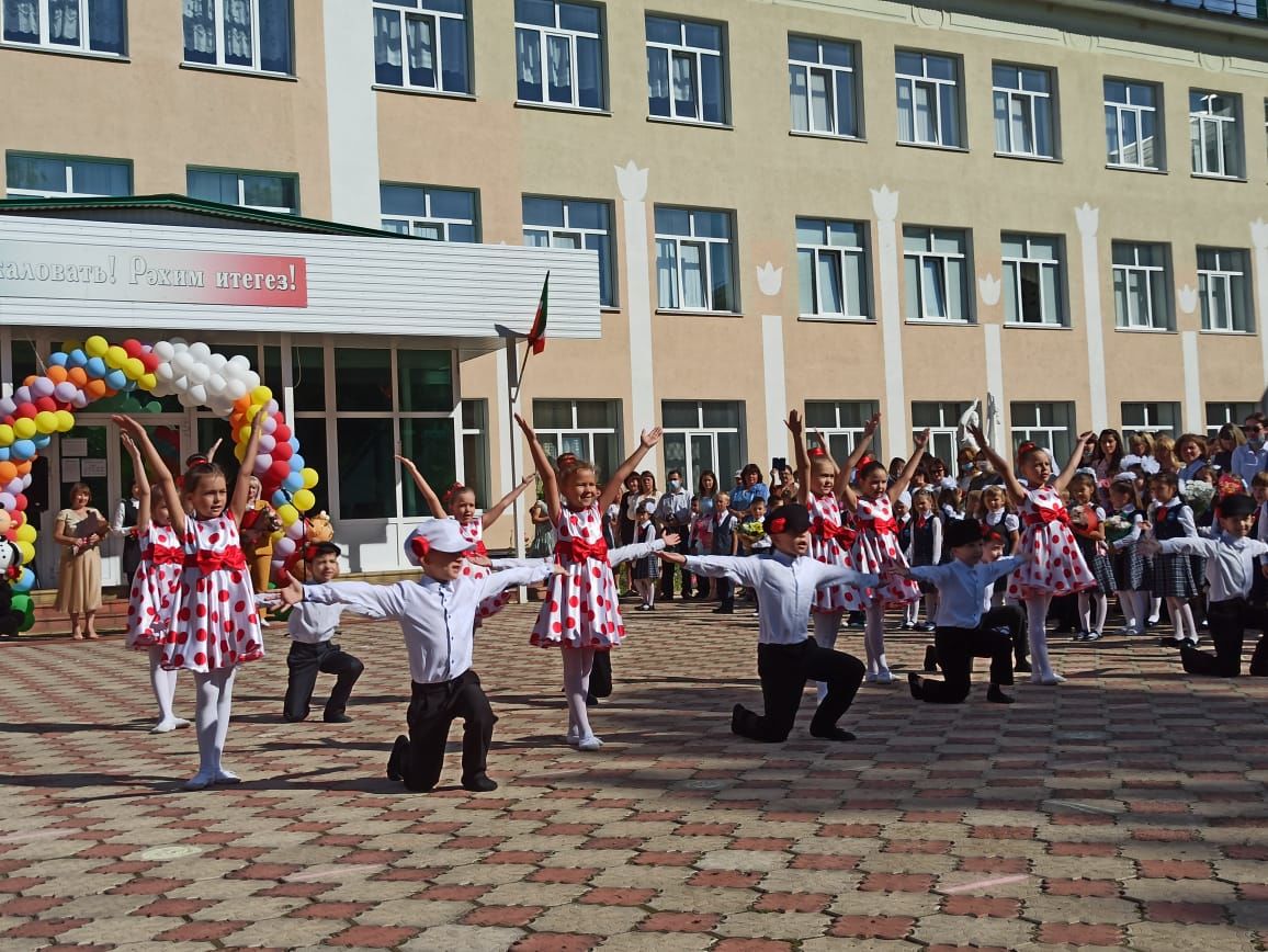 В гимназии №11 Лениногорска впервые сели за парты 100 первоклашек