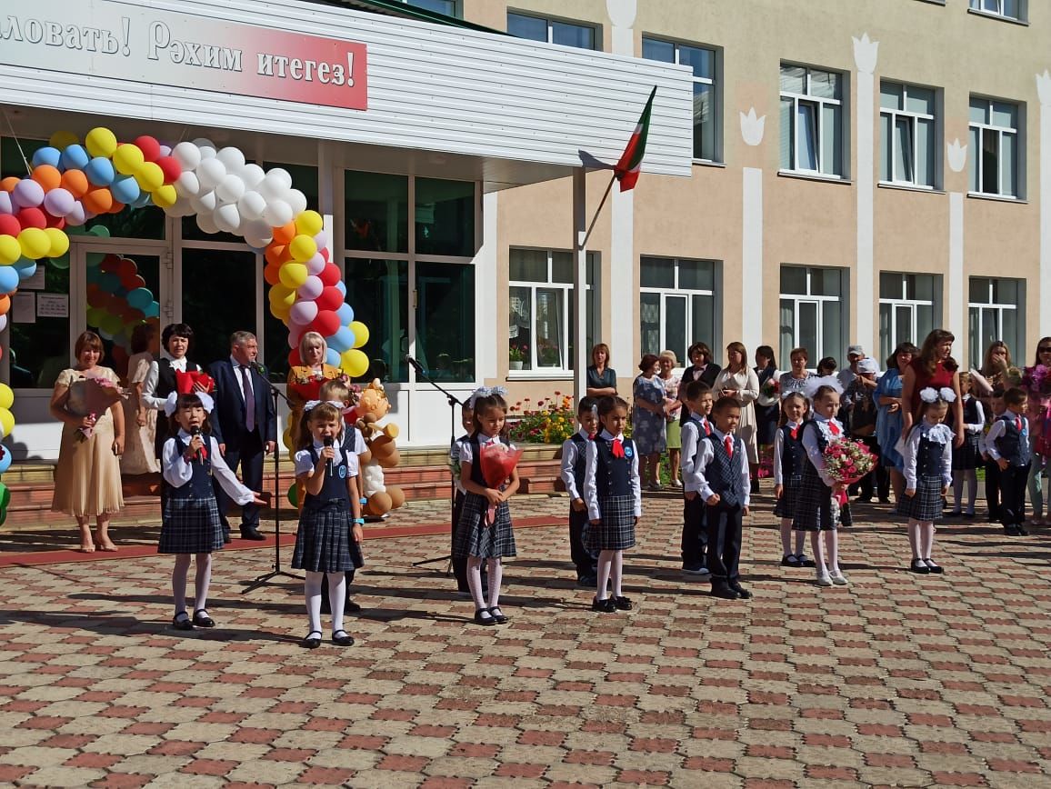 В гимназии №11 Лениногорска впервые сели за парты 100 первоклашек