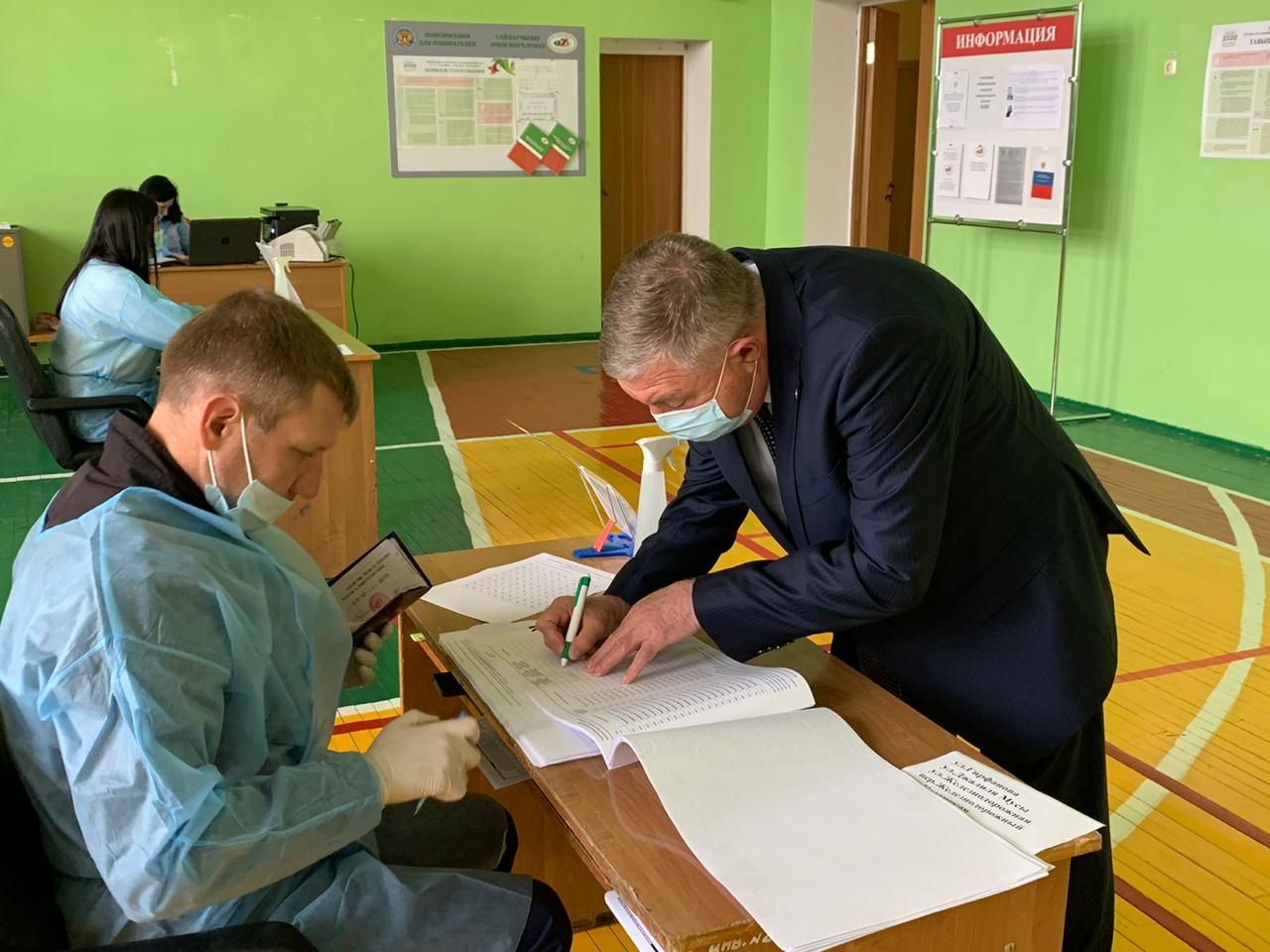В Лениногорске первые голосующие, в том числе мэр города Рягат Хусаинов