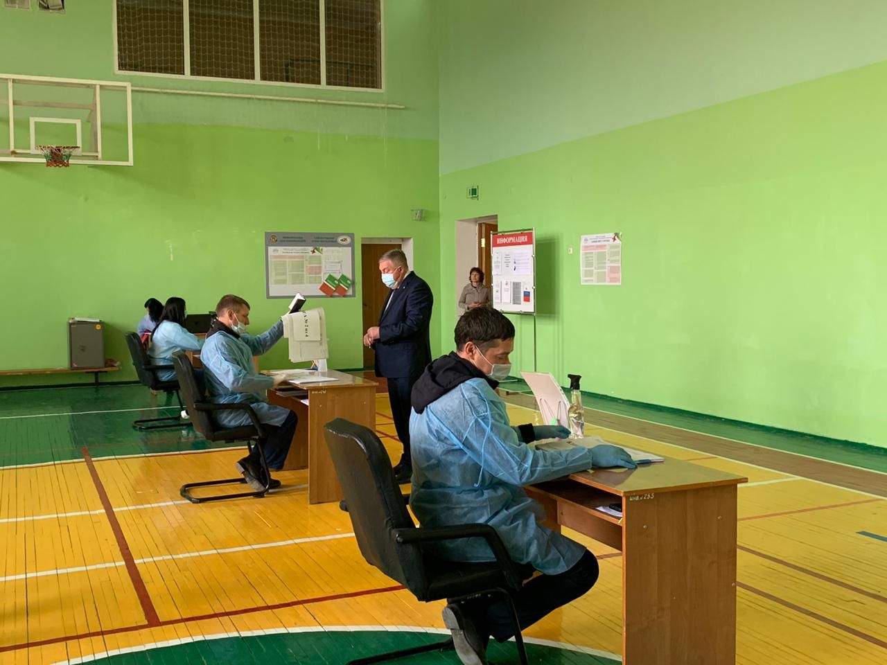 В Лениногорске первые голосующие, в том числе мэр города Рягат Хусаинов