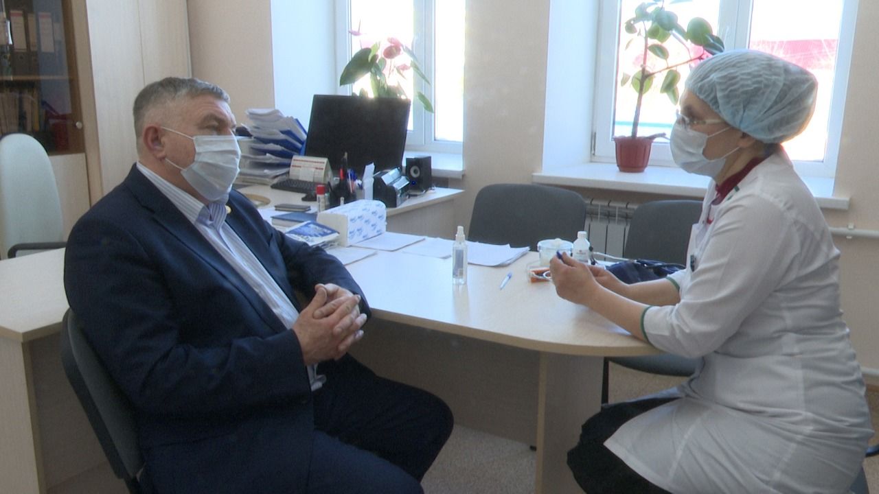 Глава Лениногорского района сделал прививку от коронавируса
