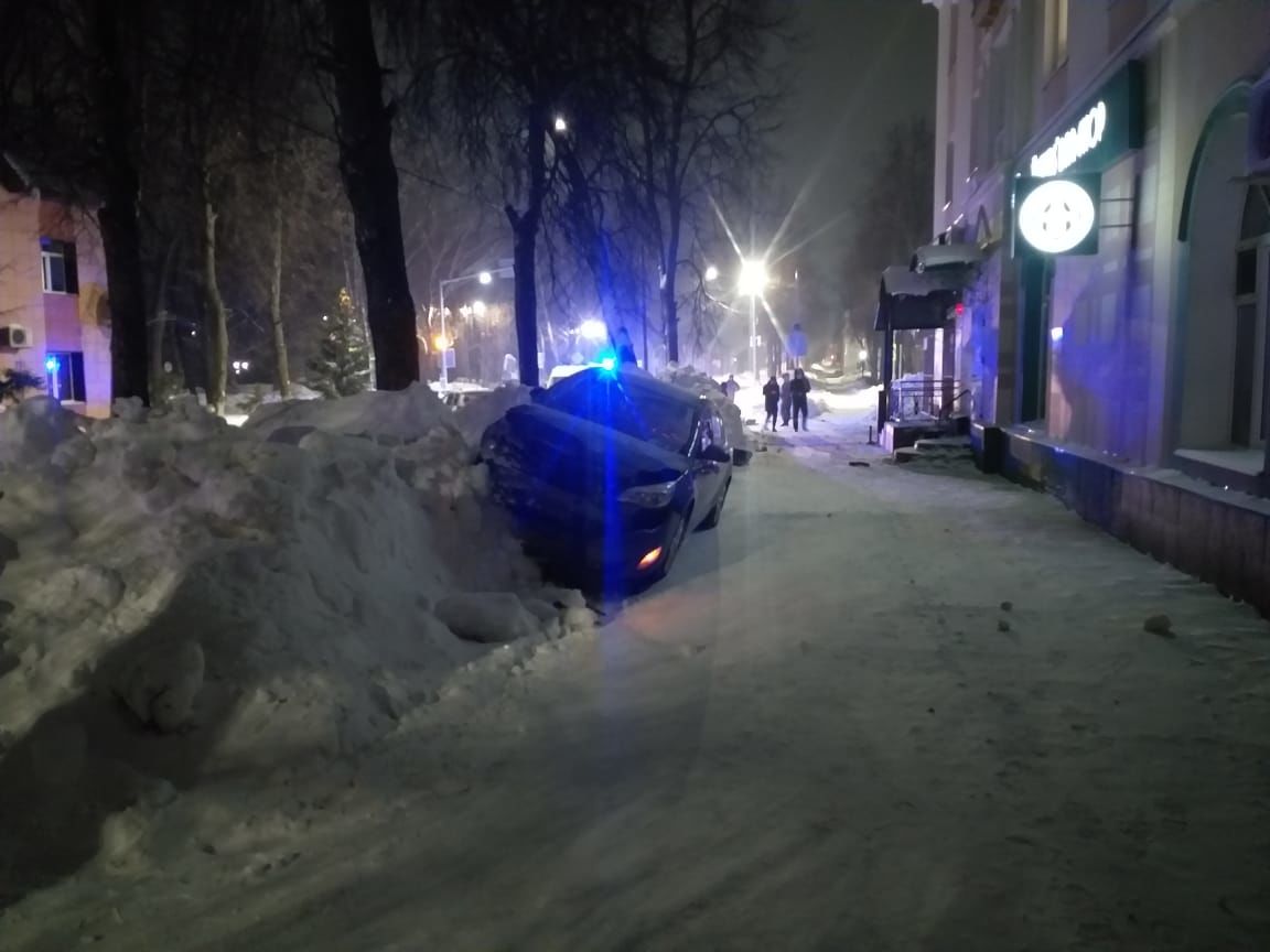 В Лениногорске иномарка улетела на тротуар в результате ДТП