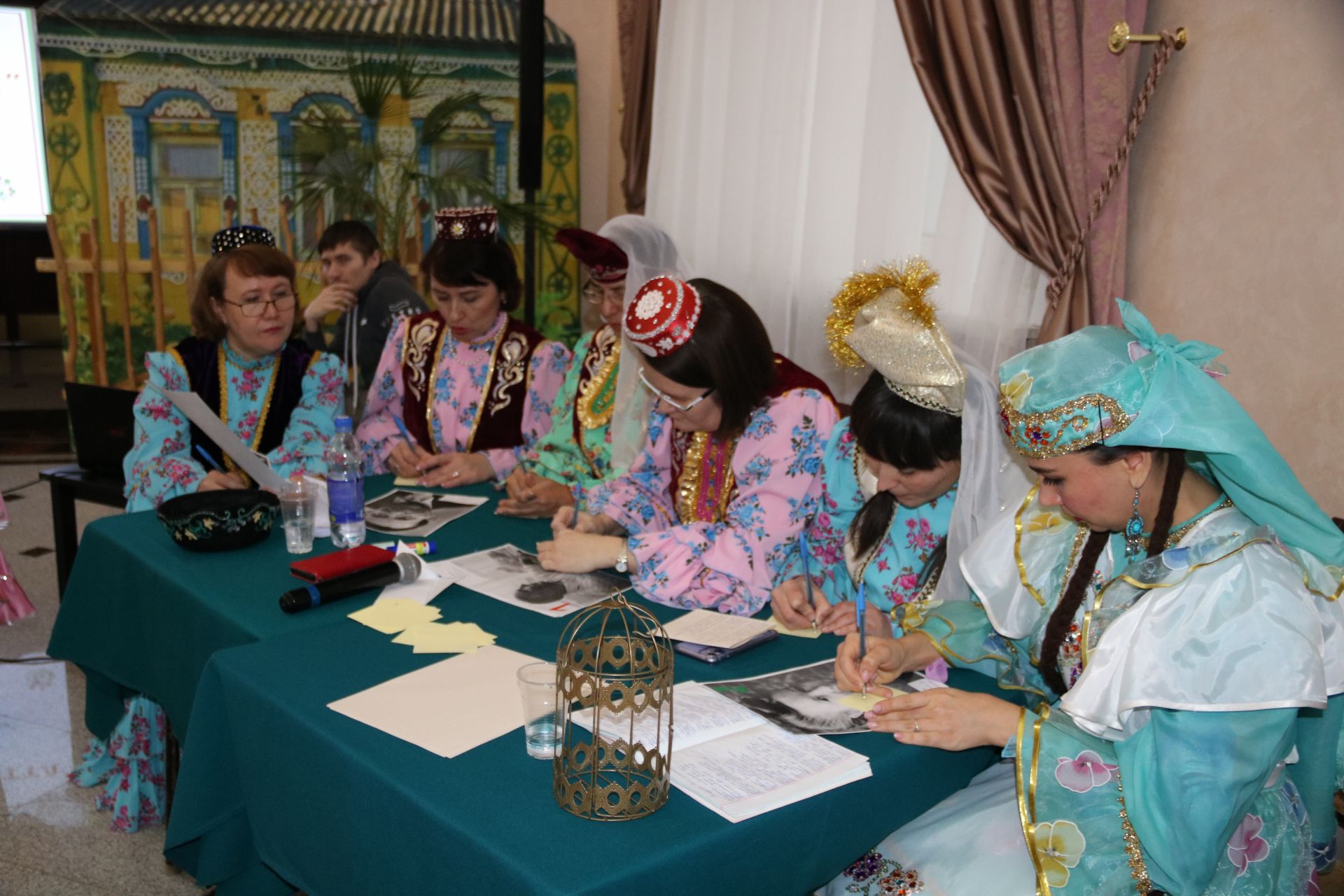 В  “Аулак өй-баттл” в Лениногорске оцнивалось  умение петь, сплясать и знать произведения татарских классиков
