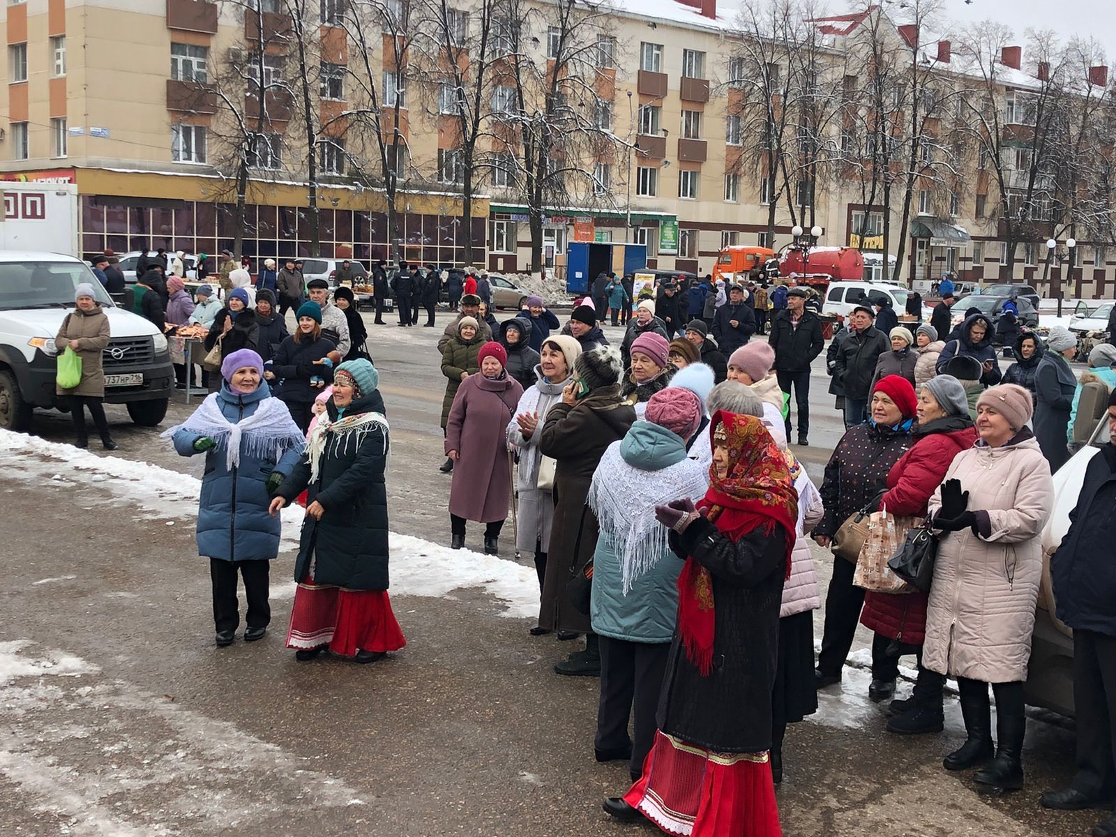 На главной площади Лениногорска прошёл праздничный концерт ко Дню народного единства.