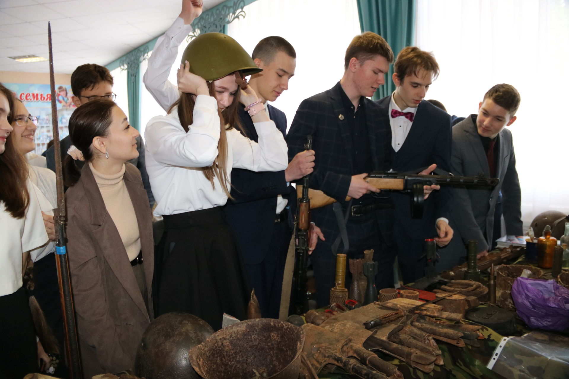 В школе № 6 Лениногорска прошел классный час и открытие выставки "Следы войны"