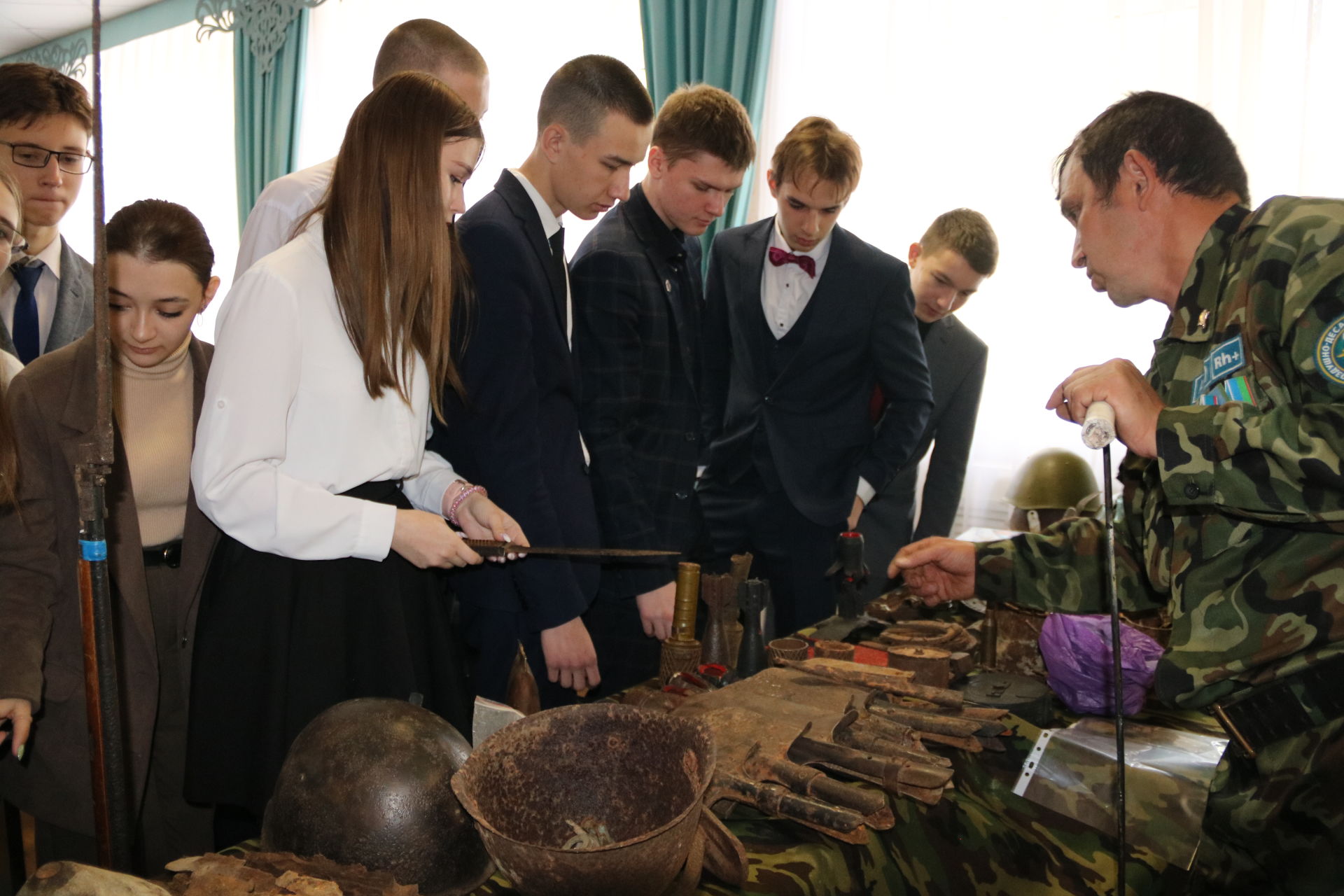 В школе № 6 Лениногорска прошел классный час и открытие выставки "Следы войны"