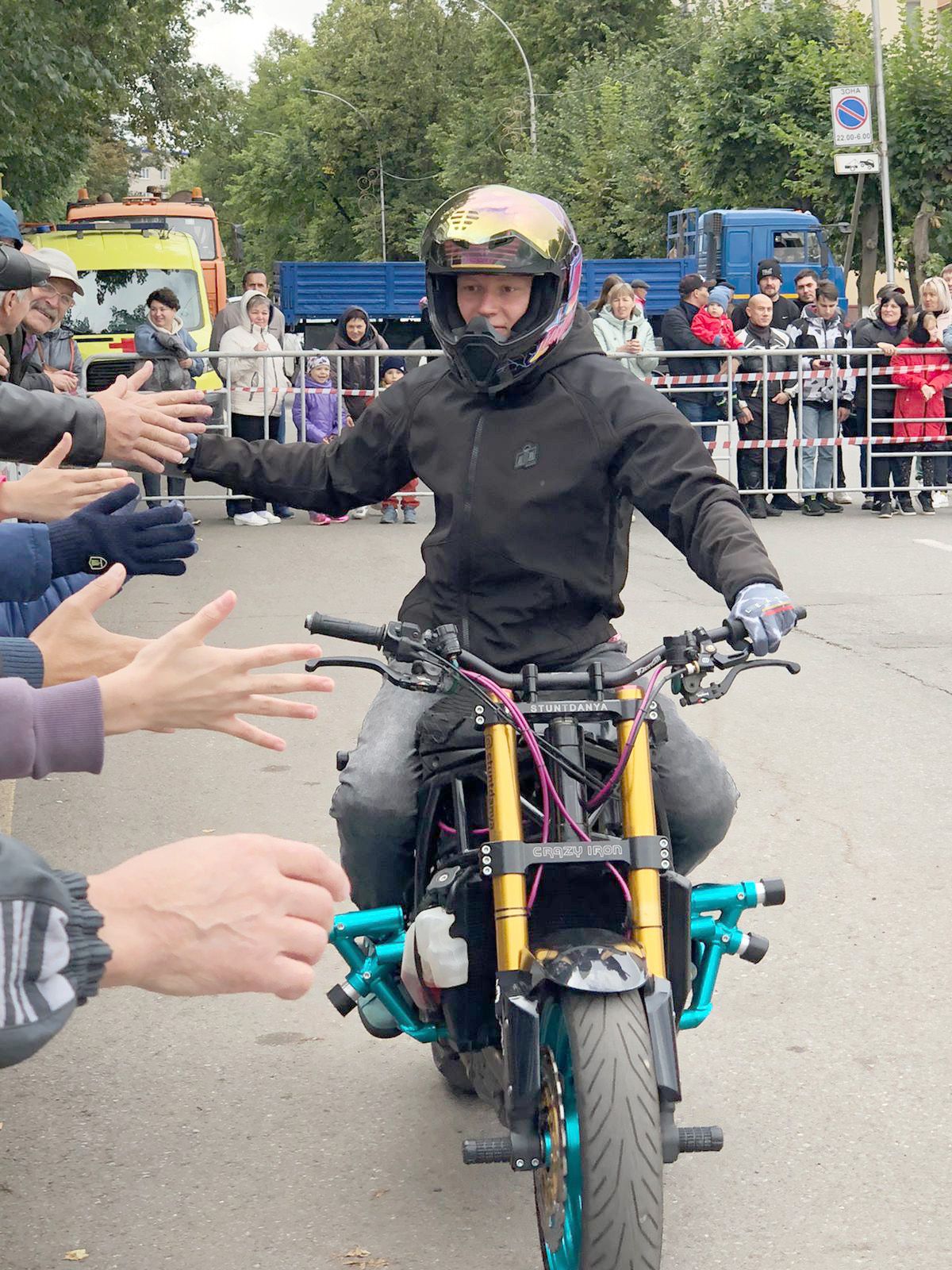 Исполнитель самого безбашенного экстремального трюка на мотоцикле выступает в Татарстане